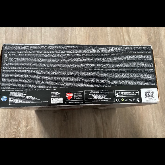 Upriser Ducati Authentic Panigale V4 S Remote Control Motorcycle with Rider - Picture 3 of 3